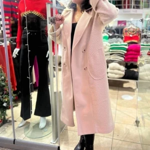 Beige lång kappa med stora fickor - Snygg beige teddy-liknande kappa. Jackan har stora, runda fickor på sidorna och är tillverkad i en mix av ull och polyester med en mjuk. Storlek: standard, skulle nog säga att den passar alla mellan XS-L då den har en lite oversize modell