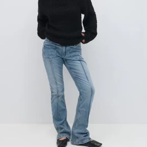 Slutsålda jeans från gina tricot💞 - Snygga ljusblå jeans med bootcut passform och markerade sömmar längs benen. Jeansen har två stora framfickor och klassiska bakfickor, samt dubbla knappar i midjan. Perfekt för dig som gillar retrovibbar och en avslappnad stil.