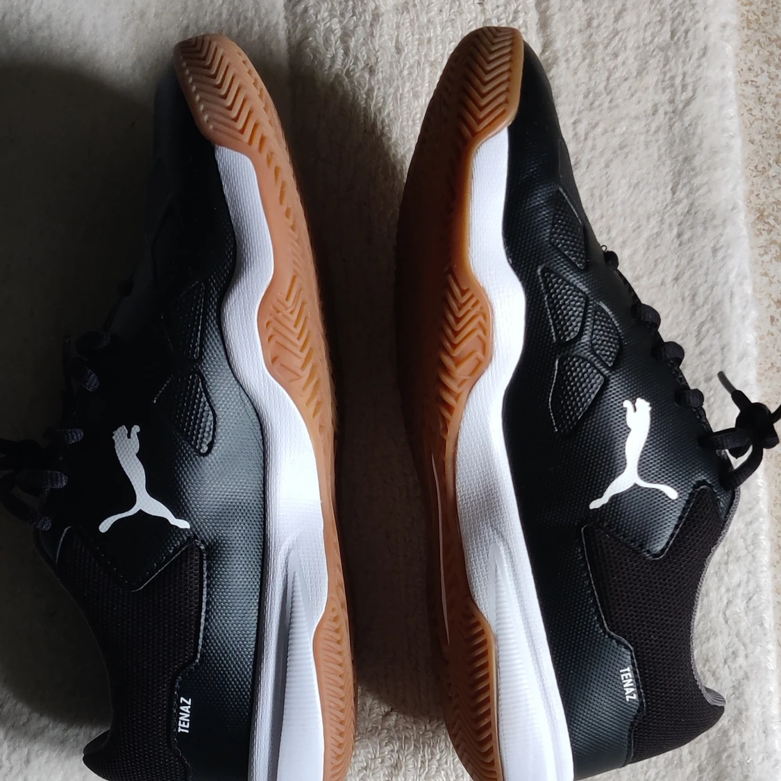 Svarta Puma sneakers med vit sula - 1