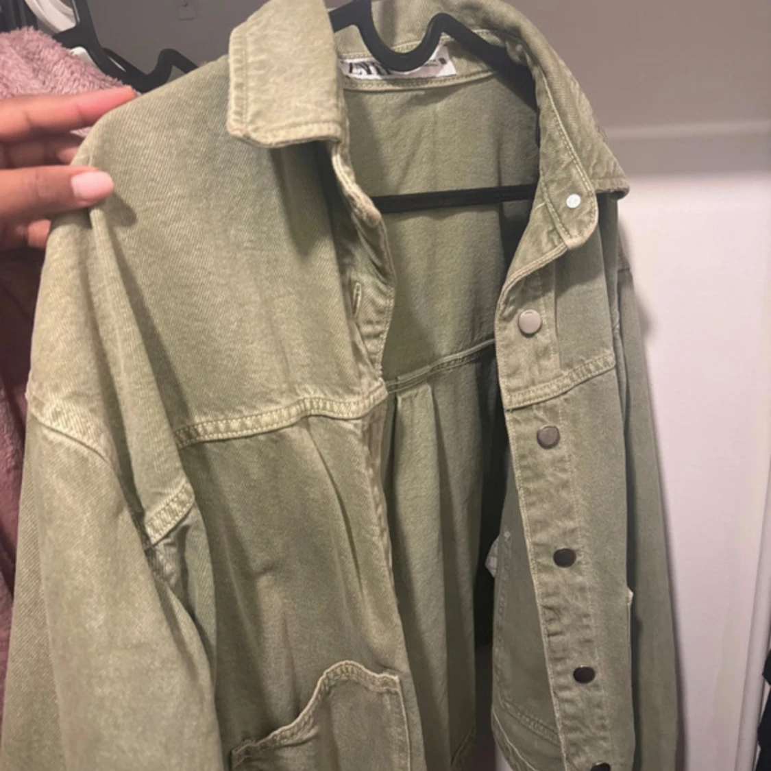 Olivgrön jeansjacka med knappar - 1