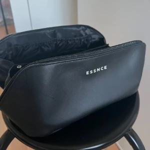 Svart necessär från ESSNCE i skinnimitation - Från Essnce julkalender 2024