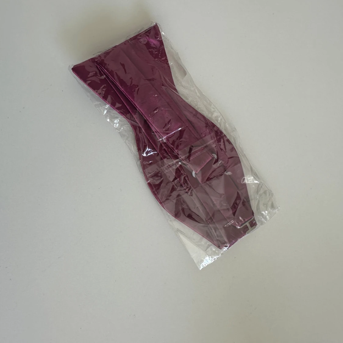 Vinröd självknuten fluga i satin - 3