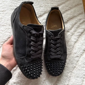 Christian Louboutin Grå - Nypris 10000kr! Fint skick