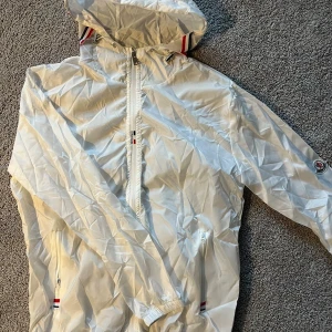 Moncler Windbreaker  - Helt ny & oanvänd ✅, storlek L men passar som M, Skickas inom 1 dag 📦 Kontakta gärna för mer info 😊