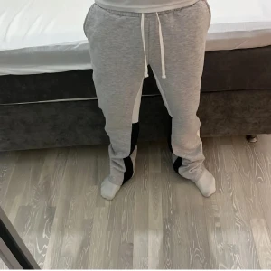 Flared mjukisbyxor  - Flared joggers herr, storlek M men passar bättre som L. skriv för fler Bilder och frågor, pris kan diskuteras