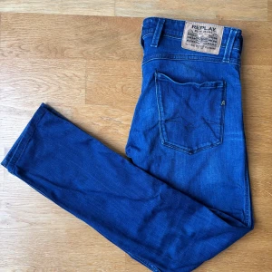 Replay Anbass  - Säljer ett par mörkblå Replay Anbass i mycket bra skick. Storleken är 32 i midja och är från början 34 i längd men har lagts upp till motsvarande 32 i längd. 