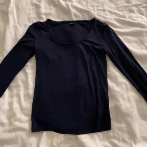 mörkblå gina 💙 - en jättefin tajt mörkblå tröja från gina tricot i strl s. Inga hål eller liknande defekter 💙 