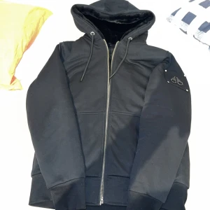 Moose Knuckles Bunny - Varm och mysig Moose Knuckles Bunny jacka. Perfekt för vintern när man vill va varm men även se bra ut. Pälsen kan tas av och sättas på. Öppen för bud men om du skickar något oseriöst svarar jag inte.