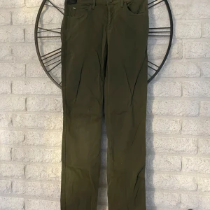 Olivgröna straight jeans från Armani - Snygga olivgröna jeans från Armani Jeans med klassisk femficksdesign och raka ben. Byxorna har en diskret logga på bakfickan och detaljerade knappar med märkets namn. Perfekt för dig som gillar stilrena och tidlösa plagg.