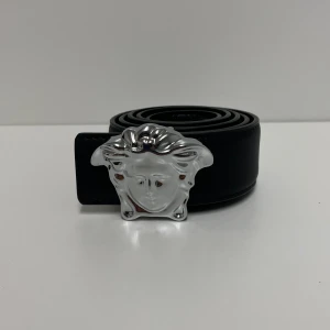 Versace Bälte - Hejsan, säljer ett helt nytt bälte aldrig tidigare använd. Storlek 110cm. Postar alltid inom 24h efter köpet. Skriv gärna om du har fler frågor.