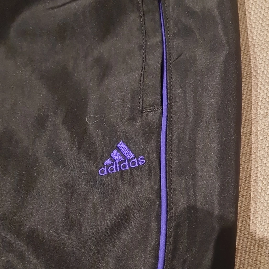 Svarta Adidas träningsbyxor med lila detaljer - 3