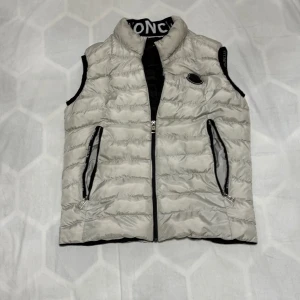 Moncler väst  - Knappast använd vit moncler väst och ser fram emot att det är seriösa kunder som snackar om den med mig. Storlek L sitter bra på M och S