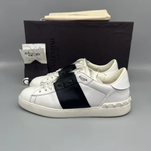 Valentino Open Sneaker Svart - • The shoes have been gently used and are in good condition  • Size: 40 (fits 40.5–41)  • Color: Black  • Retail price: 7280 SEK / 590€  • Box, dustbag, new laces, valentino card & receipt included