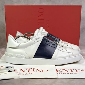 Valentino Open - Stl 42 - Feta och eftertraktad skor från Valentino! |Mycket bra skick: 8,5/10 | Stl: 42 passar 43 också | Självklart äkta 🙌 | Medföljer vid köp: Skorna, Skobox, 2 dustbags (en till varje sko) och extra skosnörren |