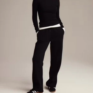 Svarta mjukisbyxor med snörning - Säljer svarta mjukis byxor stright från Gina tricot. Helt nya i mycket bra skick. 