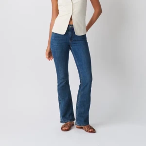 Gina Tricot Jeans - Jeans från Gina Tricot med bootcut passform och låg-normal midjehöjd. Det står storlek 38 men de är mer som 34. De är dock stretchiga. 🫰🫰