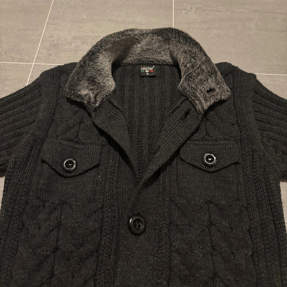 Knitted cardigan med pälskrage