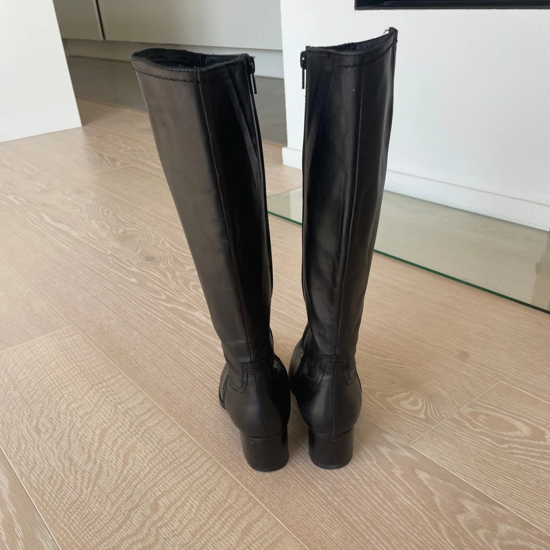 Svarta höga stövlar i skinn - 2