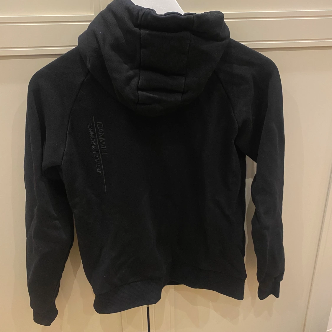 Svart hoodie från ICANIWILL - 1