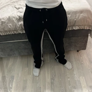 Flared Mjukisbyxor  - Flared joggers herr I svart, M men passar även som L, Använd ett par gånger.