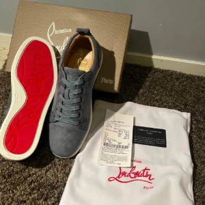 Christian Louboutin gråa mocka - ✨ Lyx möter stil! ✨ Upptäck dessa exklusiva gråa Christian Louboutin sneakers 👟 med den ikoniska röda sulan 🔥. Tillverkade i lyxig mocka för maximal komfort och en elegant look – perfekta för både vardag och fest! 😍 Känn den äkta Paris-känslan 🇫🇷 och låt varje steg utstråla lyx och självförtroende 💎👞. 💬 Tveka inte att höra av dig vid frågor – priset är inte hugget i sten! 😉