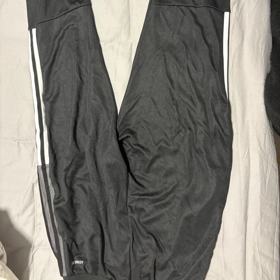 Svarta Adidas träningsbyxor med ränder - 1