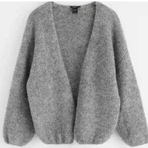 Populär Grå stickad kofta från Lindex - Mysig grå stickad kofta från Lindex med oversized passform.  Koftan har långa ärmar och är supermjuk.