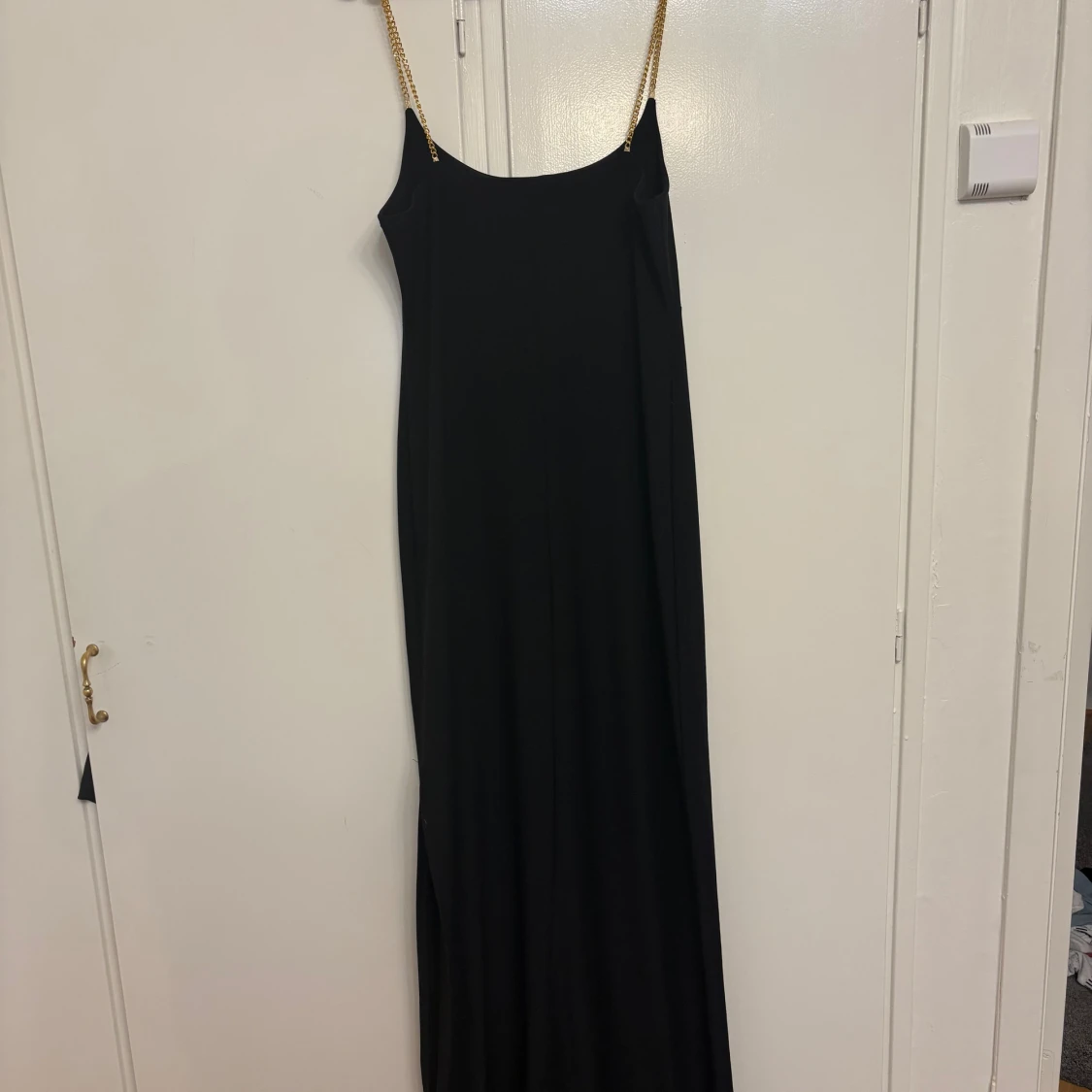 Svart långklänning med guldkedjor Vero Moda - 1