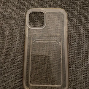 Transparent skal till iPhone 11 - Säljer detta mobilskal från SHEIN. Till iPhone 11. Använd. Inga repor, är i väldigt bra skick. Ett fack där man kan sätta när sitt bankkort. Funkar att dra upp kortet utan att öppna mobilskalet.