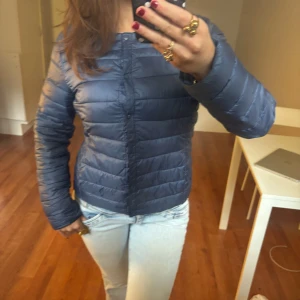 Blå jacka - Så snygg blå jacka! Jag är 168 och det är mina bilder, köp via köp nu direkt eller Swish, kvar tills markerad som såld 💖 