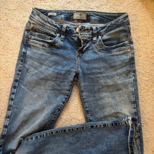 Ltb jeans valerie  - Storlek 26/32. Har sprättat upp jeansen längst ner och de har revor där bak, se sista bild.