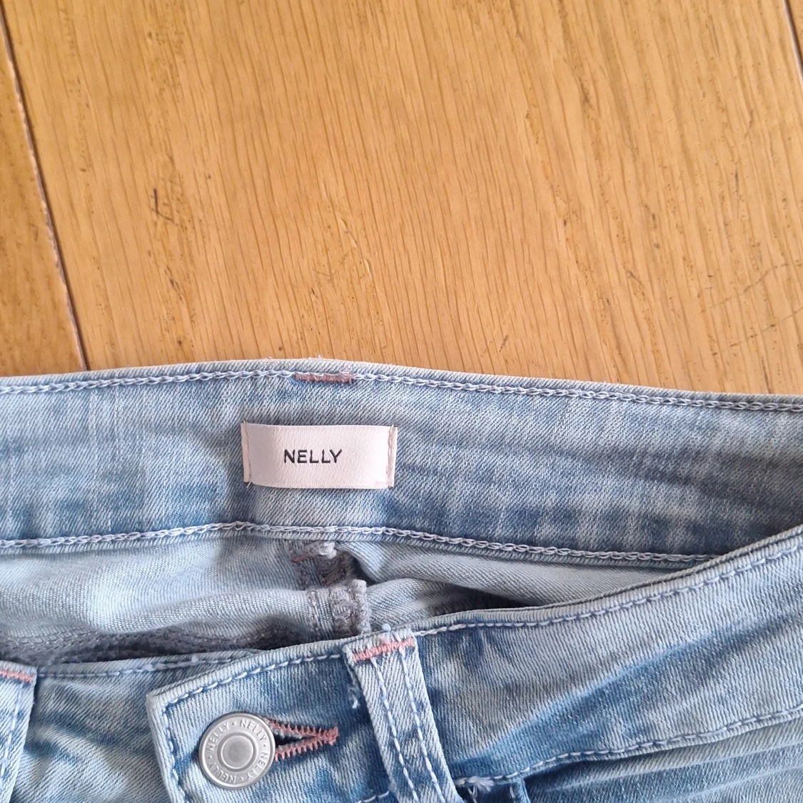 Bootcut jeans med slitningar från Nelly - 2