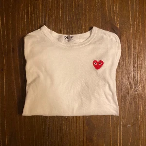 Comme des Garçons tröja - Säljer min Comme des Garçons tröja då den inte passar längre. Skick 9/10 då den knappt är använd. Självklart äkta. Tveka inte på frågor!