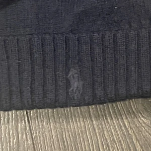 Mörkblå mössa från Polo Ralph Lauren - En mössa från Ralph Lauren mörkblå. Storleken passar de flesta men kanske åt det mindre hållet. Köpt på kids brand store. Mössan har Ralph lauren märket som detalj