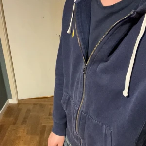Ralph lauren zip huv tröja - Säljer nu en riktigt fett Ralph lauren zip hoodie i väldigt bra skick skulle jag säga själv men bedömer självklart ut efter bilderna, storlek L men funkar även utmärkt till M, passar till det mesta stilren och snygg, skriv vid minsta fundering🌟