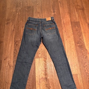  Nudie Jeans Steady Eddie storlek 30:30 - Säljer pga att de inte passade. Använt dessa max 3 gånger. Storleken är 30:30 och modellen Steady Eddie