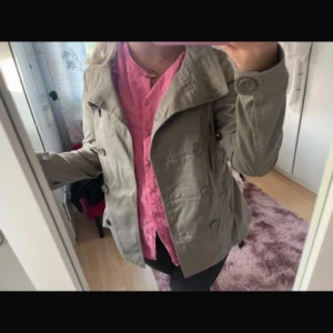 Trenchcoat  - Säljer denna sååå snygga trenchcoat i storlek M från hm🥰🥰🥰💕💕