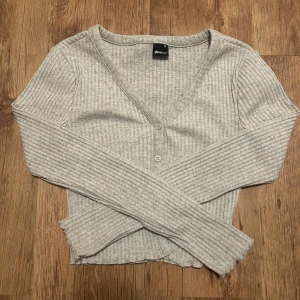 Ljusgrå ribbad kofta från Gina Tricot - Superfin ljusgrå ribbad topp från Gina Tricot 🫶🏻