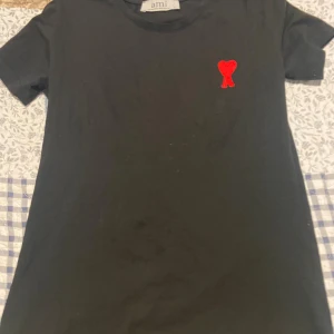 Ami T-shirt  - Ami T-shirt för tjejer, oanvänd i storlek small S, köpt för 500