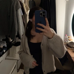 Beige stickad kofta - Supermysig beige stickad kofta med knappar framtill, från only❤️