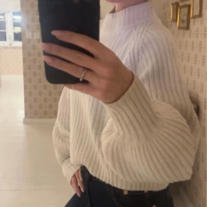 Vit ribbad stickad polotröja - Säljer en supermysig vit stickad tröja med halvpolo och ballong ärmar. Kommer tyvärr inte till användning🤎