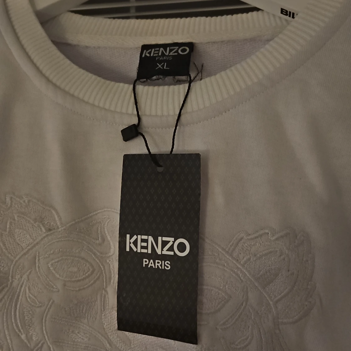 Vit sweatshirt med broderad tiger - 2