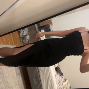 Svart långklänning med slits - Säljer en svart långklänning som är väldigt elegant. 