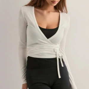 Tie wrap soft top från Nelly - Typ helt oanvänd, bara testat på. Nypris: 299