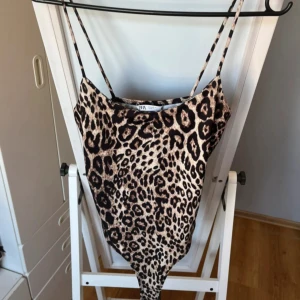 Leopardmönstrad body från Zara - Snygg leopardmönstrad body från Zara med tunna axelband. Som ny! Perfekt för fest 🥰