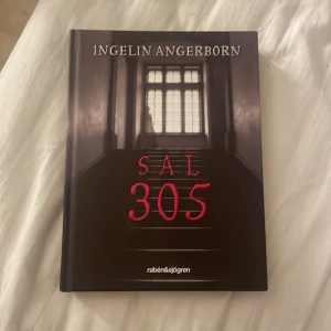 Sal 305 - En spännande och mystisk bok om Elvira som upplever oförklarliga saker på ett gammalt sjukhus. Perfekt för dig som gillar rysare och vill ha en bok som är svår att lägga ifrån sig. Fristående fortsättning på succén Rum 213.