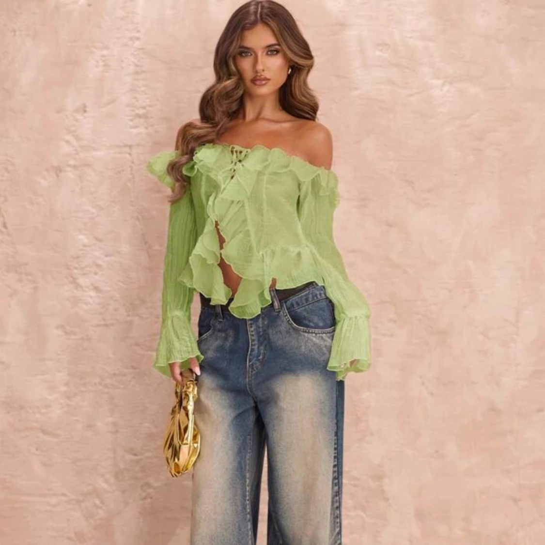 Grön offshoulder blus med volanger