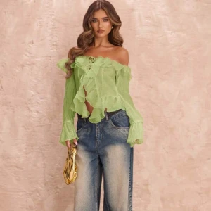 Grön offshoulder blus med volanger - En grön offshoulder blus i nyskick från SHEIN. 