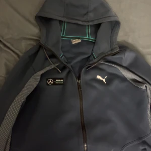 Mercedes-puma Kofta - Den här koftan har används ett fåtal gånger och är i bra skick Storleken på koftan är S