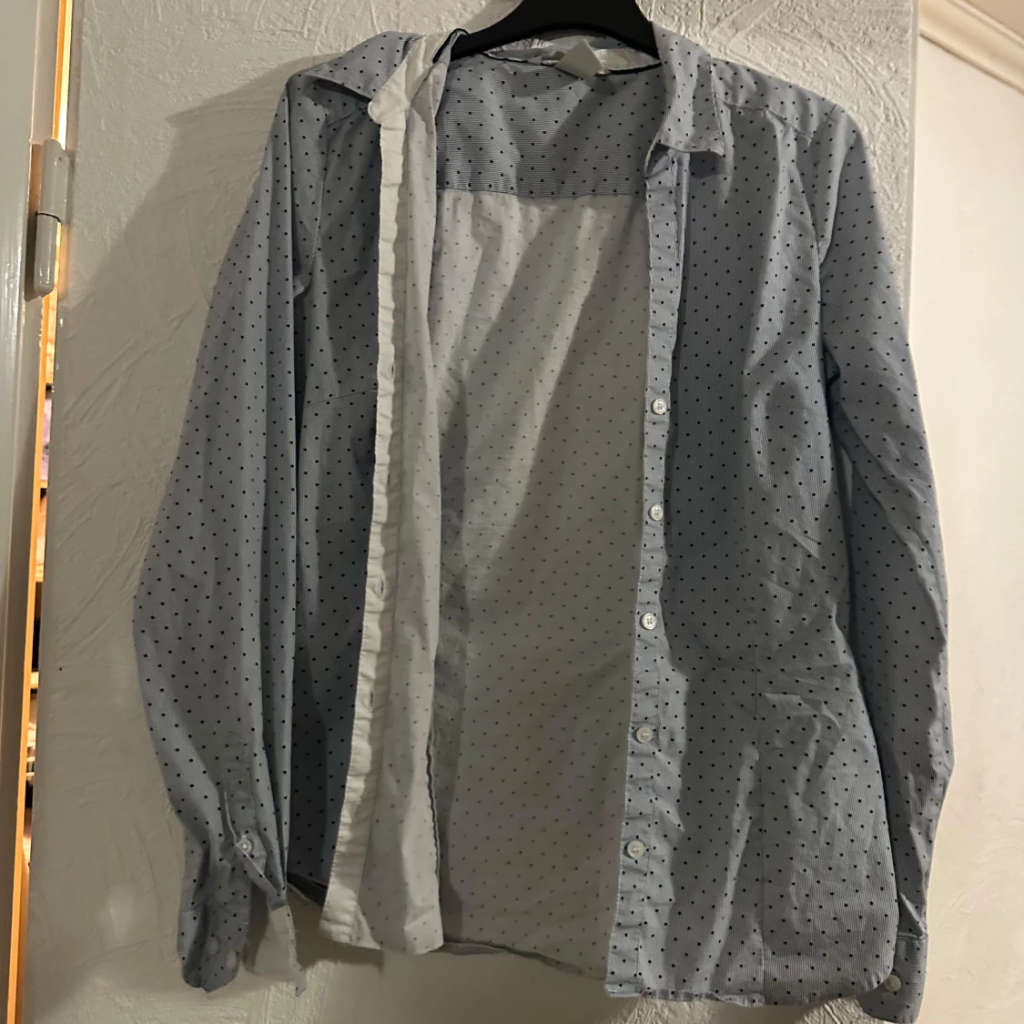 Blåvit prickig skjorta från H&M